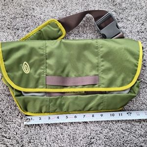 Timbuk2 Cross Strap green bag ~ great condition!